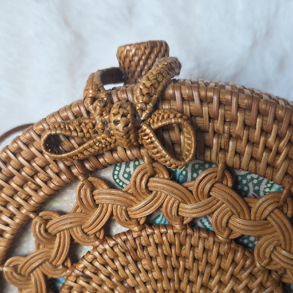 Source Unknown Small Handcrafted Tan Rattan Crossbody Bag ✨️GOOD CONDITION✨️ - Picture 4 of 9